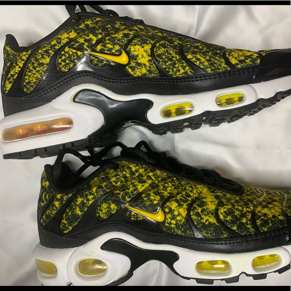 Black and yellow Nike air tn’s